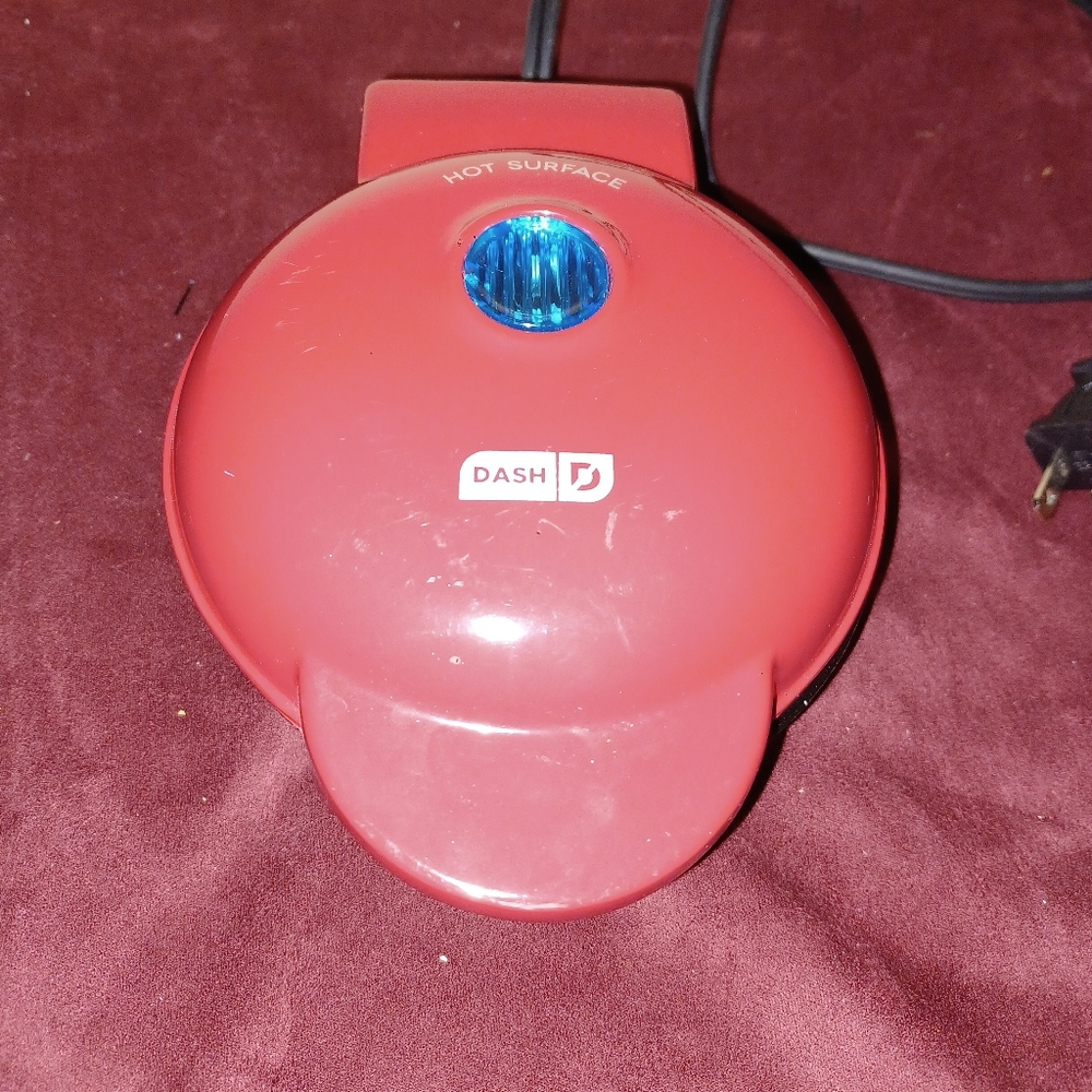 ❤️Dash Heart mini waffle maker. (030523E) - Picture 1 of 3